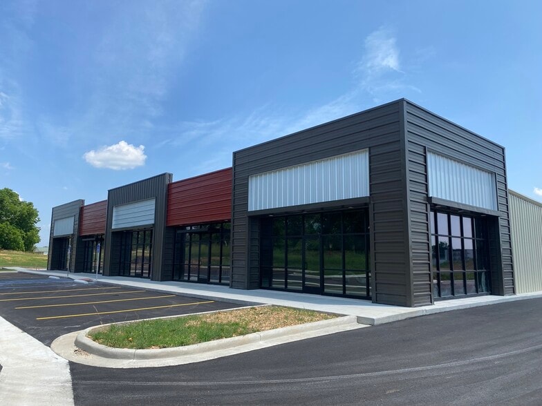 More Photos Of 1350 N Maxine Ave, Nixa Storefront For Lease