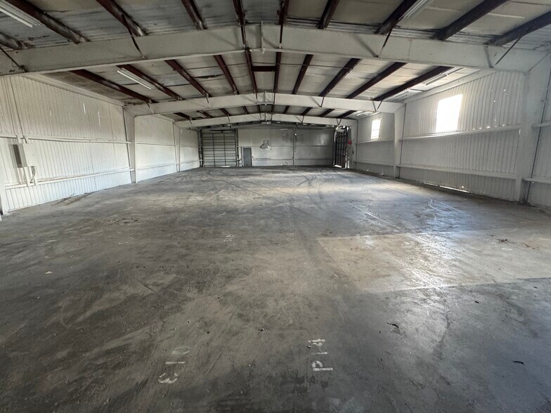 More Photos Of 4605 Fowler St, Fort Myers Warehouse For Lease