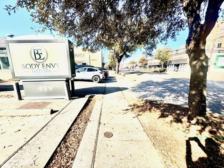 More Photos Of 919 W Gray St, Houston Office For Lease