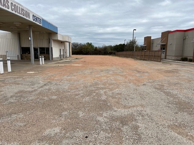 More Photos Of 2001 S Bridge St, Brady Office For Sale