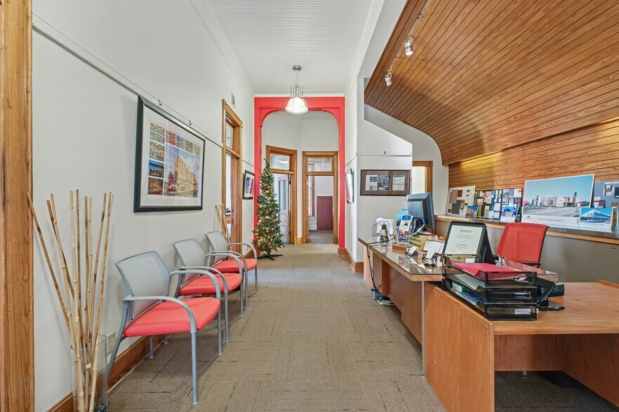 More Photos Of 116B W Walnut St, Rogers Office For Lease