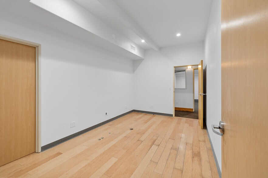 More Photos Of 18536 Oxnard St, Tarzana Warehouse For Sale