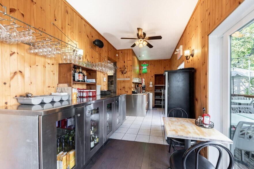 More Photos Of 880 Rue Richelieu, Beloeil Storefront For Sale