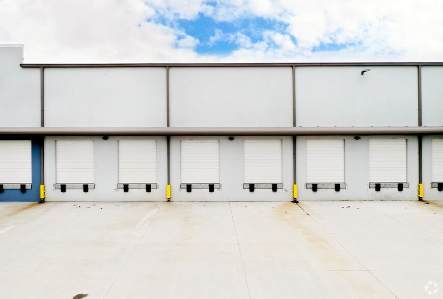 More Photos Of 6855 US Hwy 41, Apollo Beach Unknown For Lease