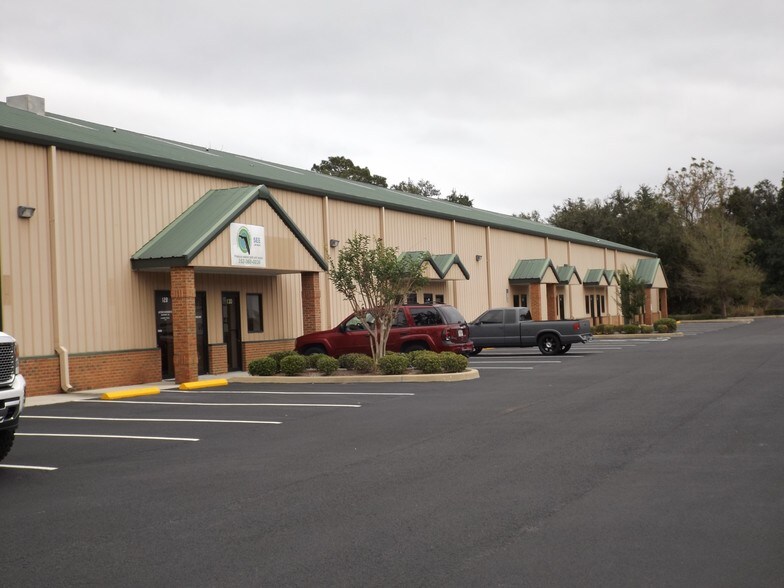 More Photos Of 124-146 Park Center St, Leesburg Light Manufacturing For Lease