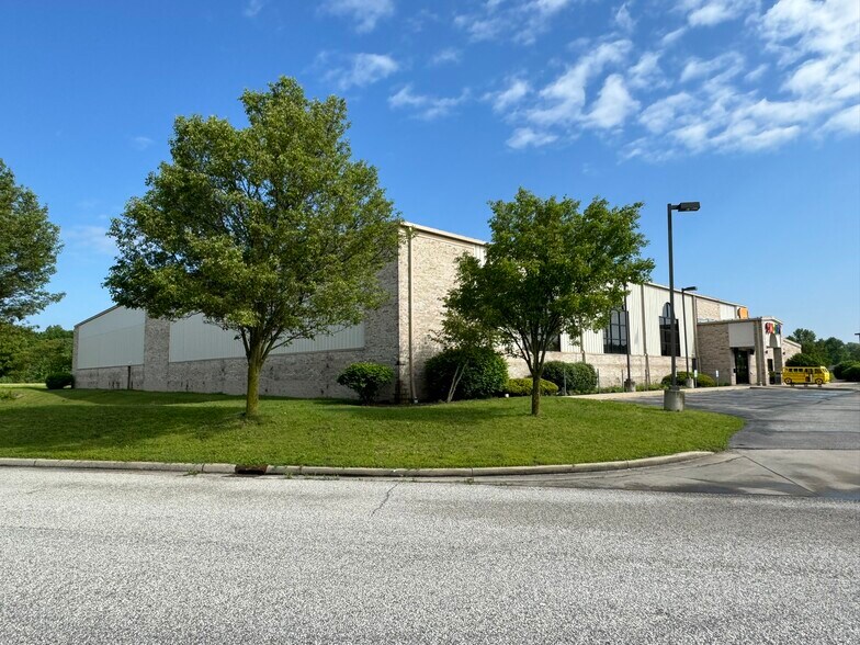 More Photos Of 1526 Deer Run Dr, Mishawaka Amusement Park For Sale