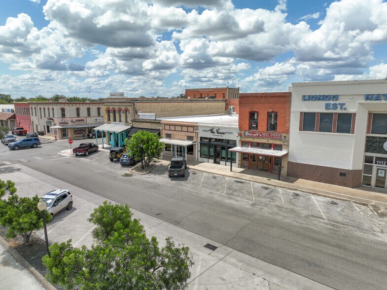 More Photos Of 1118 18th St, Hondo Storefront For Sale