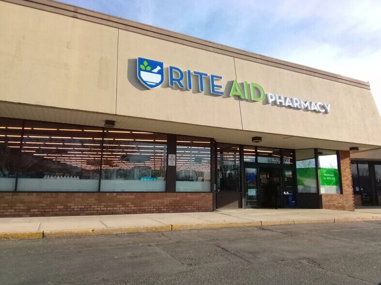 More Photos Of 856-994 Middle Country Rd, Middle Island Unknown For Lease