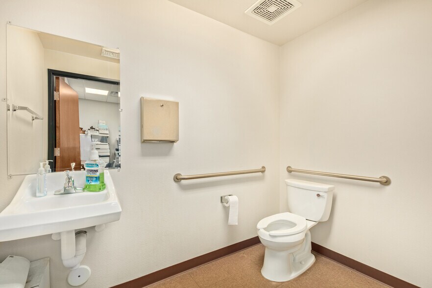More Photos Of 9179 W Thunderbird Rd, Peoria Medical For Lease