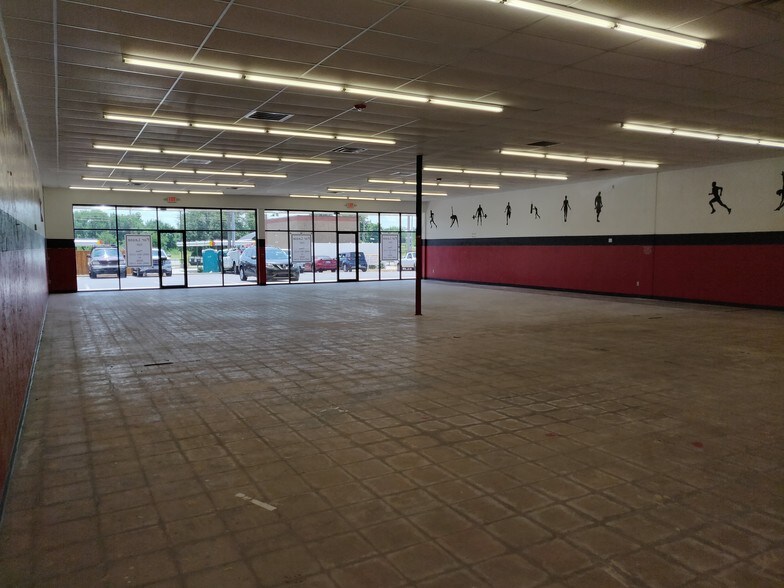 More Photos Of 2426 N Hawkins, Choctaw Freestanding For Lease
