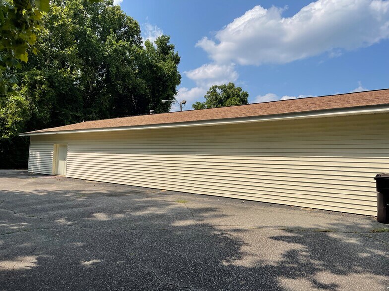 More Photos Of 304 S Sandhills Blvd, Aberdeen Freestanding For Lease