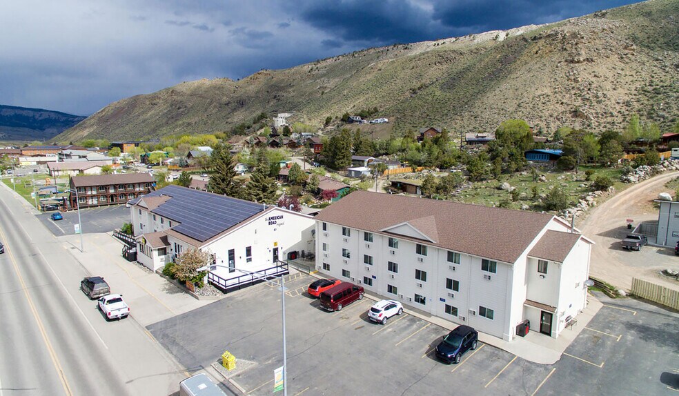 More Photos Of 702 Scott St, Gardiner Hotel For Sale