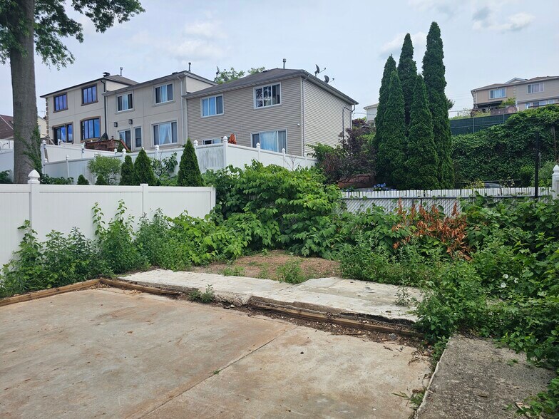 More Photos Of 338 Clifton Ave, Staten Island Flex For Sale
