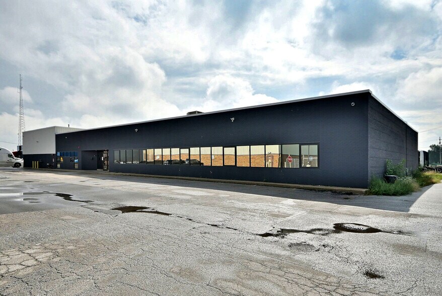 More Photos Of 2100 W 21st St, Broadview Light Manufacturing For Lease