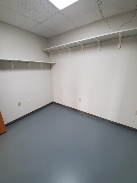 More Photos Of 1804 N Towanda Barnes Rd, Bloomington Flex For Lease
