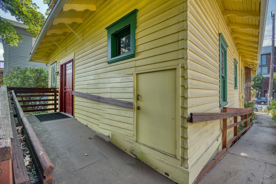 More Photos Of 4423 SE Hawthorne Blvd, Portland Office For Sale