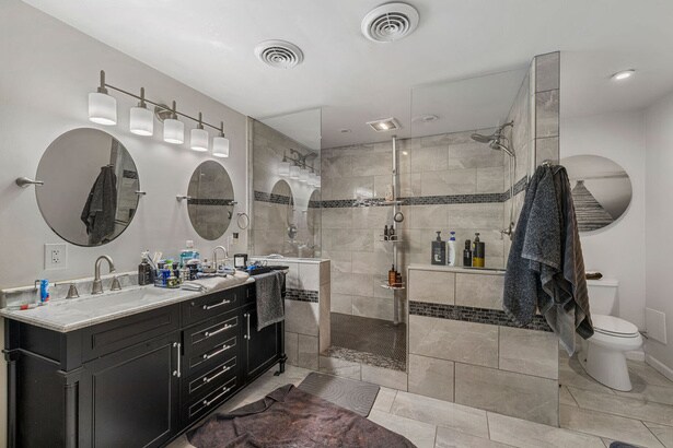 More Photos Of 7813 Buffalo Ave, Niagara Falls Showroom For Sale