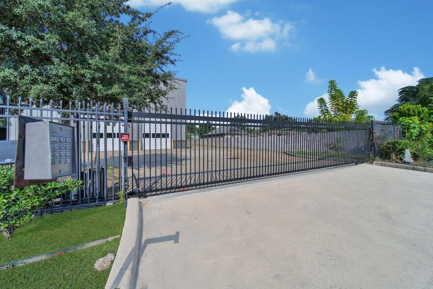 More Photos Of 5939 Albert Dr, Humble Light Distribution For Sale