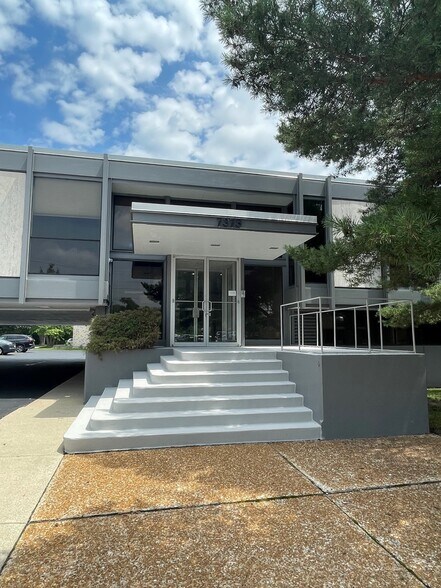 More Photos Of 7373 N Lincoln Ave, Lincolnwood Loft Creative Space For Sale