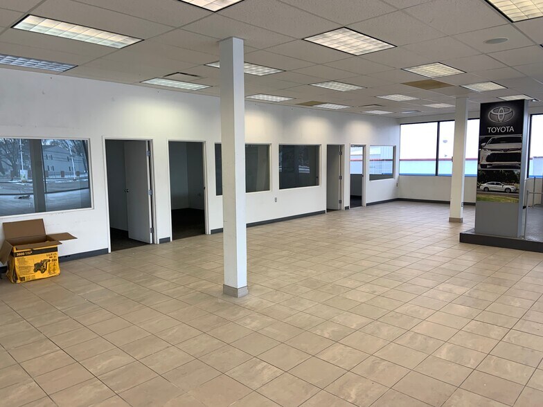 More Photos Of 35200 Grand River Ave, Farmington Hills General Retail For Sale