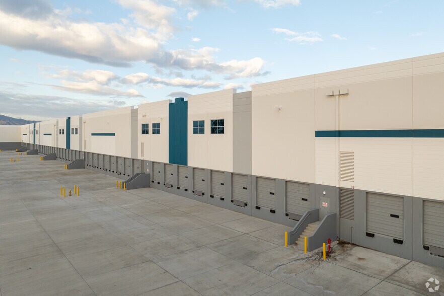 More Photos Of 14874 Santa Ana Ave, Fontana Distribution For Lease