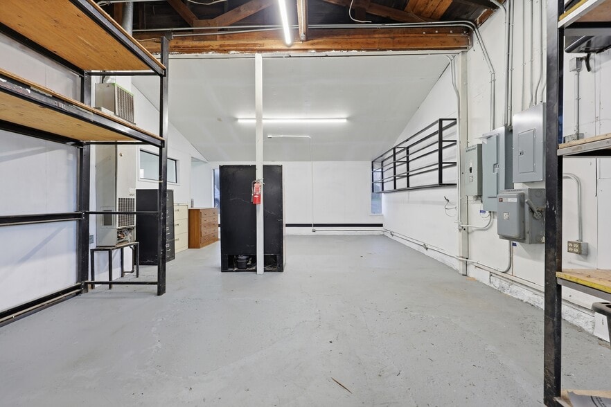 More Photos Of 941 SW Alder St, Dundee Warehouse For Lease
