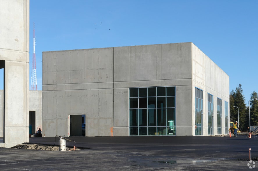 More Photos Of 3995 N Freeway Blvd, Sacramento Flex For Sale