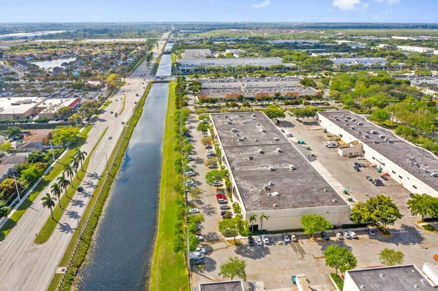 More Photos Of 2805-2889 N Commerce Pky, Miramar Distribution For Lease