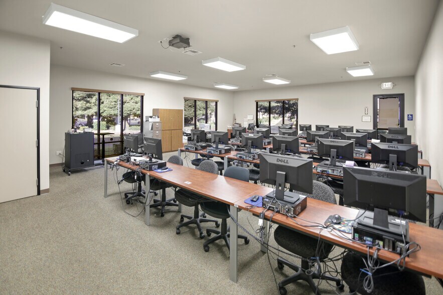 More Photos Of 950 Tharp Rd, Yuba City Office For Sale