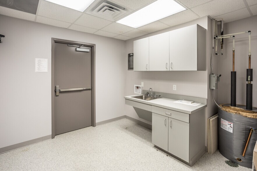 More Photos Of 11101-11148 Plum Dr, Urbandale Unknown For Lease