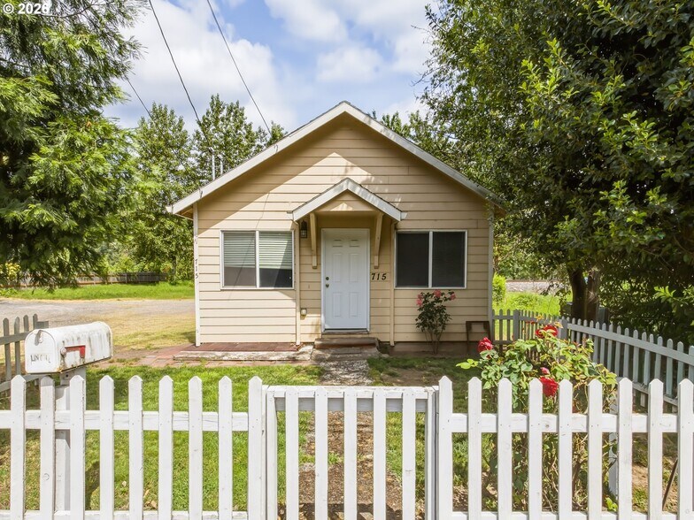 Primary Photo Of 715 S McLoughlin Blvd, Oregon City Apartments For Sale