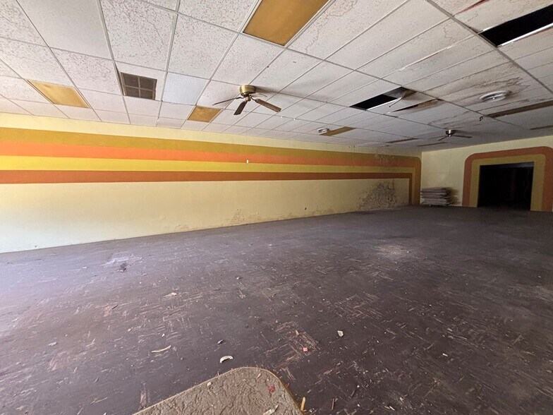More Photos Of 122 Oak St, Sweetwater Storefront For Sale