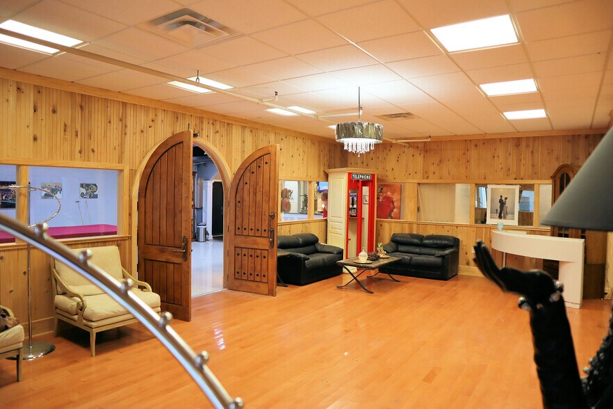 More Photos Of 395 S Ocoee St, Cleveland Showroom For Sale