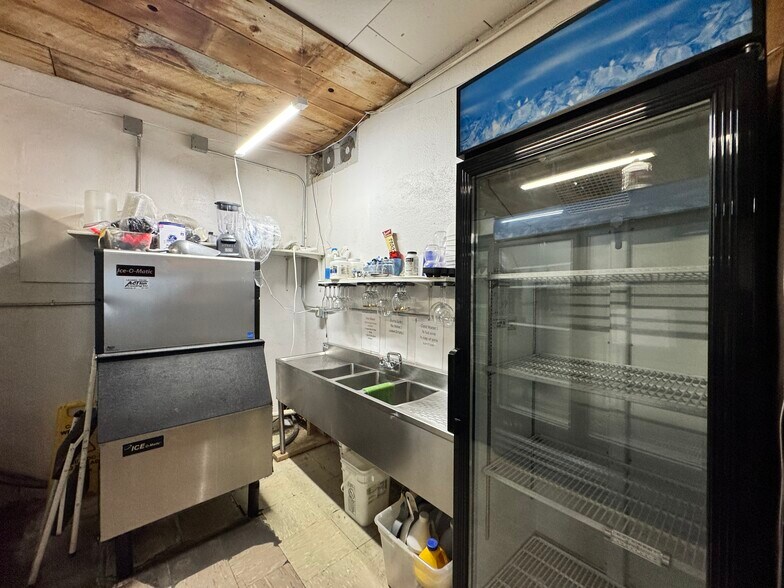 More Photos Of 1550 Missouri Valley Rd, Riverton Restaurant For Sale