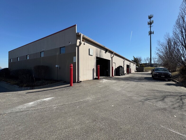 More Photos Of 6801 Hedge Lane Ter, Shawnee Showroom For Sale