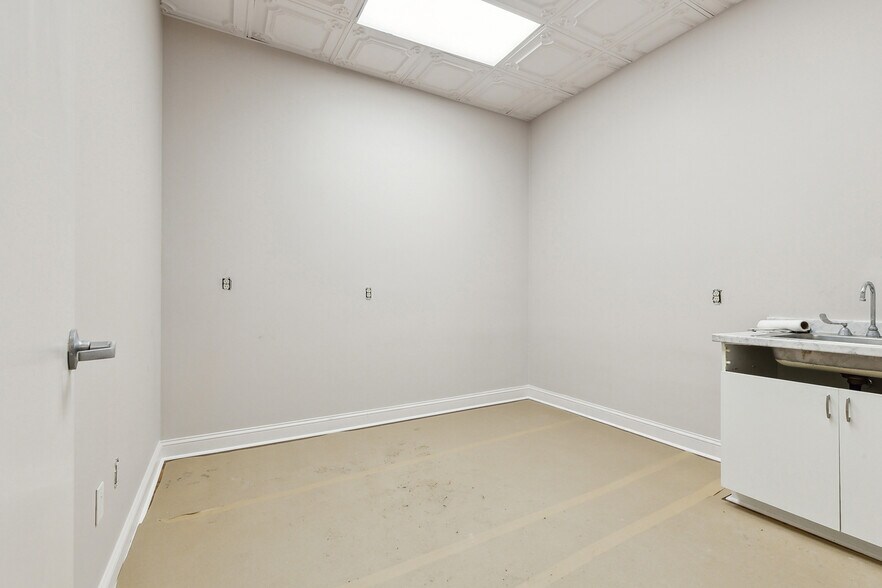 More Photos Of 3908 Veterans Memorial Blvd, Metairie General Retail For Sale