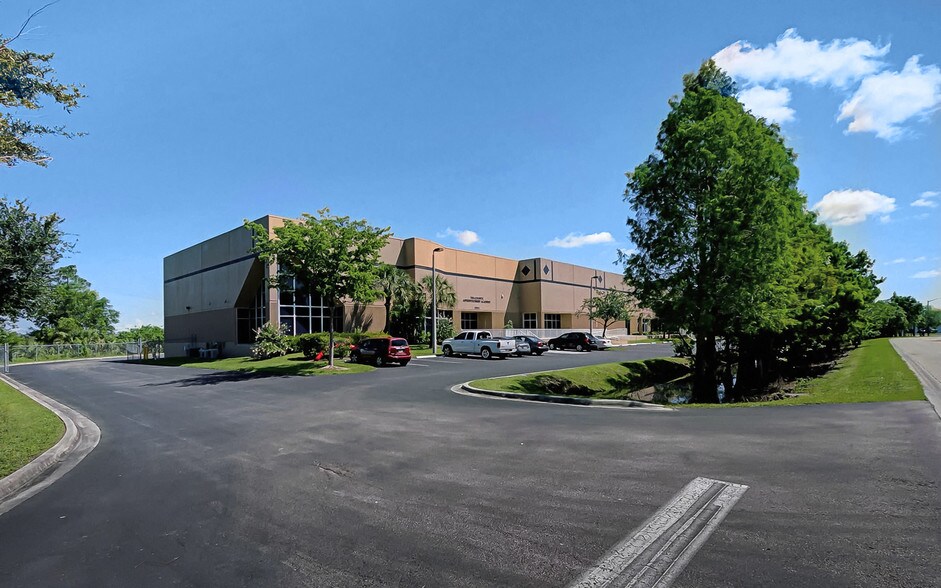 More Photos Of 13830 Jetport Commerce Pky, Fort Myers Warehouse For Lease