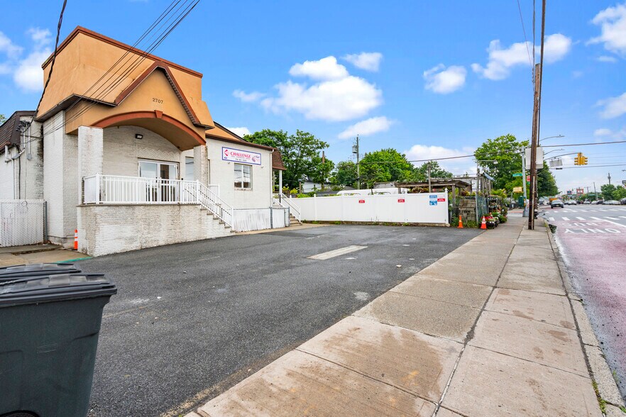 More Photos Of 2707 Hylan Blvd, Staten Island Office For Lease