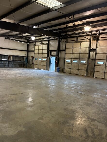 More Photos Of 213 Corporate Dr, Elizabethtown Warehouse For Lease