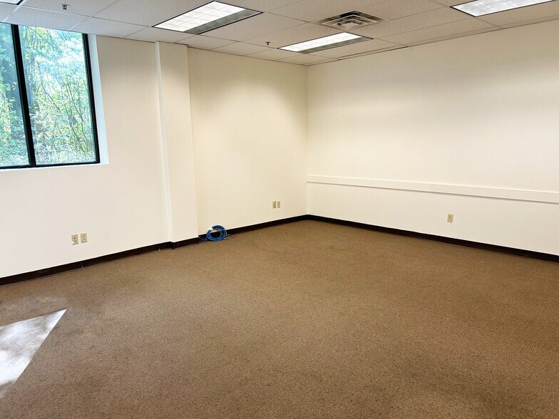 More Photos Of 30B Post Rd, Colonie Warehouse For Lease