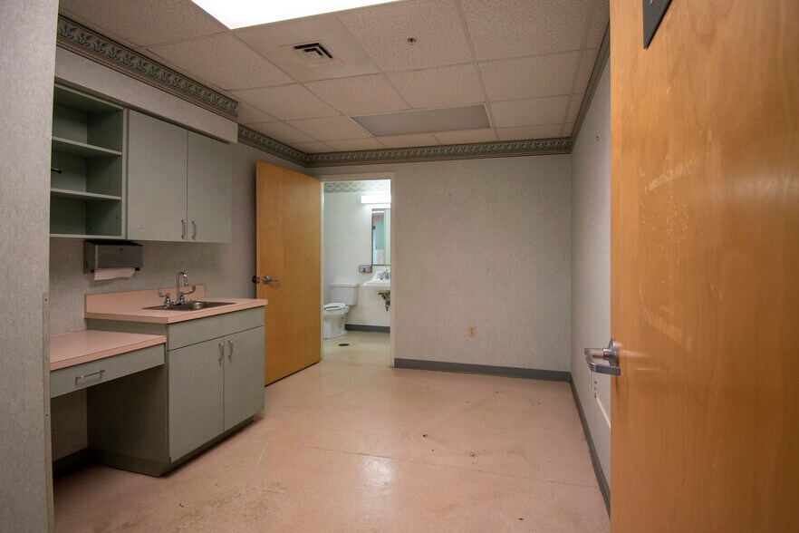More Photos Of 2525 Harbor Blvd, Port Charlotte Medical For Sale