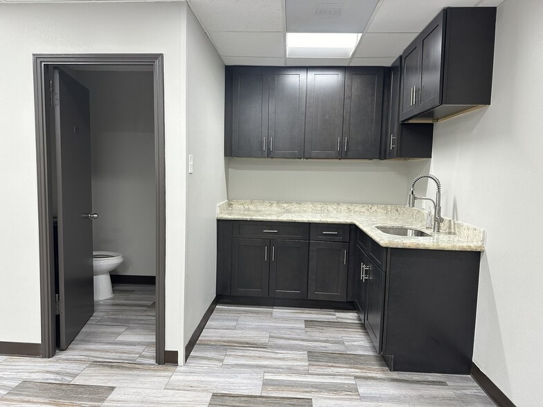 More Photos Of 5121 Steadmont Dr, Houston Manufacturing For Lease