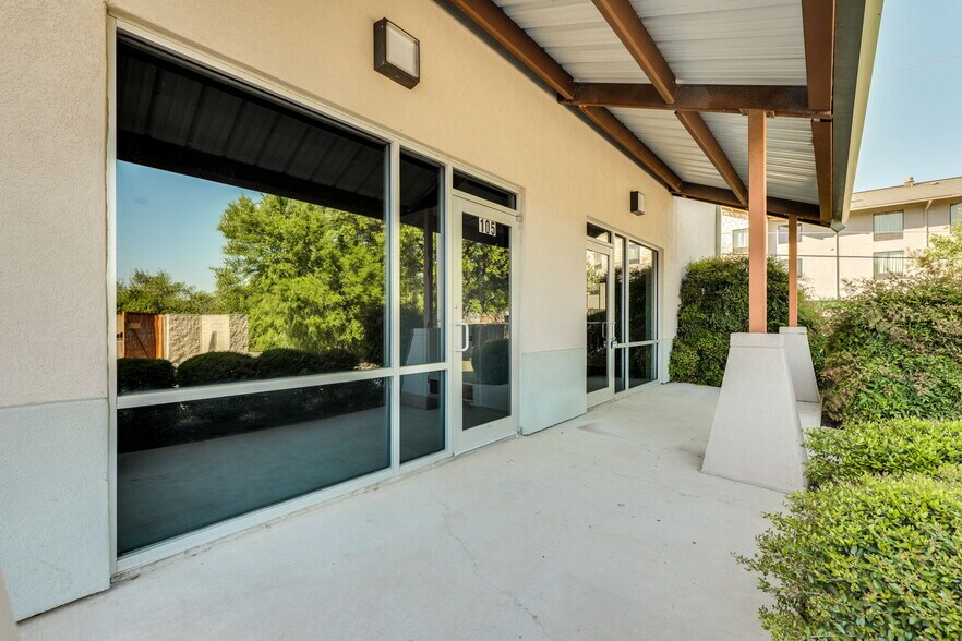 More Photos Of 2105 Ranch Road 620 S, Lakeway Storefront For Lease