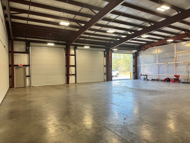 More Photos Of 7585 Sportsman Club Rd, Jacksonville Warehouse For Lease