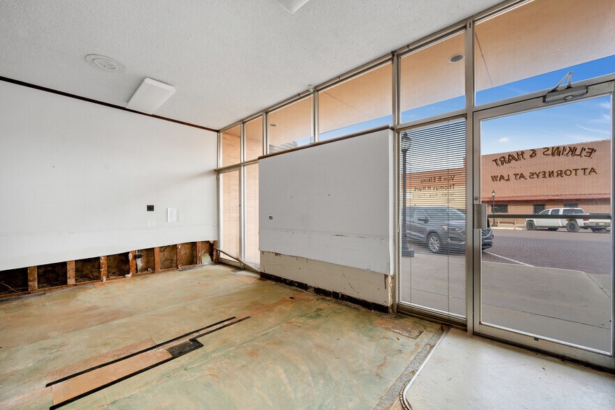 More Photos Of 308-310 S Main St, Lindsay Office For Sale