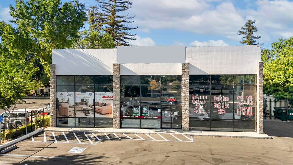 More Photos Of 73 W Court St, Woodland Freestanding For Sale