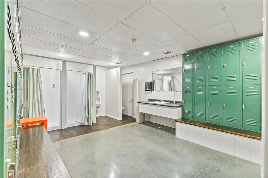 More Photos Of 309 E Springbrook Dr, Johnson City Flex For Lease