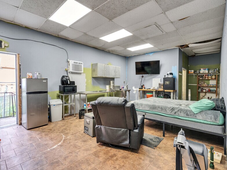 More Photos Of 1922 Strand St, Galveston Freestanding For Lease