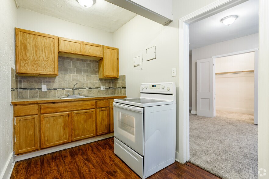 More Photos Of 1300 Porter St, Dearborn Apartments For Sale