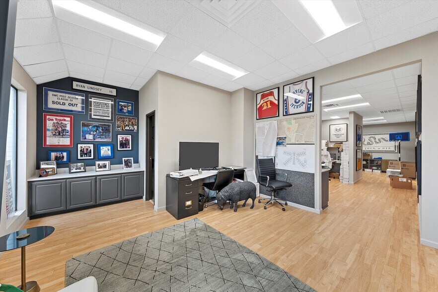 More Photos Of 8225 Central Park Dr, Woodway Office For Sale
